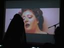 Diane Pernet beim Video schauen