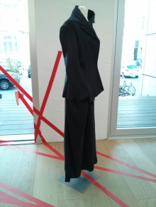 Installation mit historischen Yamamoto Modellen von Masao Nihei bei Andreas Murkudis, Berlin 2013, Foto: Tschilp