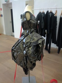 Installation mit historischen Yamamoto Modellen von Masao Nihei bei Andreas Murkudis, Berlin 2013, Foto: Tschilp